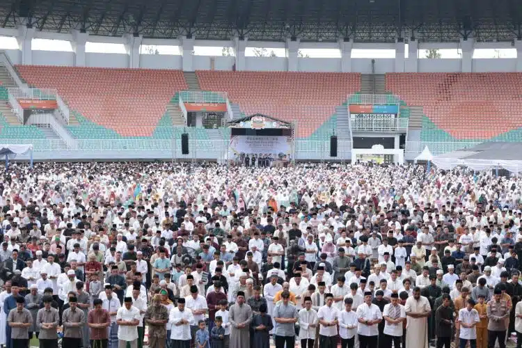 Puluhan Ribu Warga Padati Stadion Pakansari untuk Idul Fitri Bersama Bupati Puluhan Ribu Warga Padati Stadion Pakansari untuk Idul Fitri Bersama Bupati