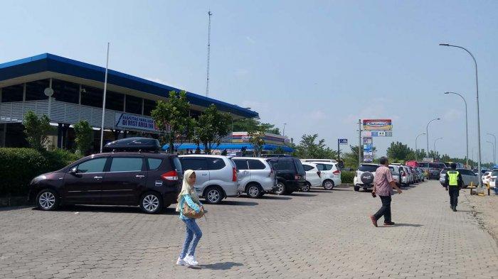 Minibus Terbakar di Rest Area KM 130 Tol Cipali Indramayu Minibus Terbakar di Rest Area KM 130 Tol Cipali Indramayu