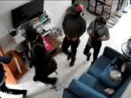 Dua Pencuri Tak Sadar Diamati Pemilik Rumah via CCTV dari Bogor Dua Pencuri Tak Sadar Diamati Pemilik Rumah via CCTV dari Bogor