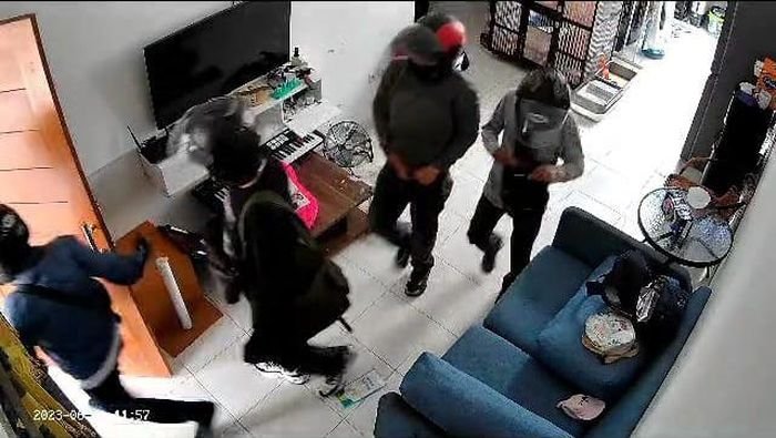 Dua Pencuri Tak Sadar Diamati Pemilik Rumah via CCTV dari Bogor Dua Pencuri Tak Sadar Diamati Pemilik Rumah via CCTV dari Bogor
