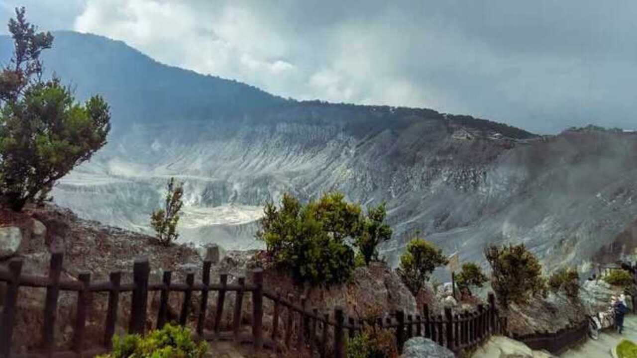 Gunung Tangkuban Perahu Di Bandung Barat Gunung Tangkuban Perahu Di Bandung Barat