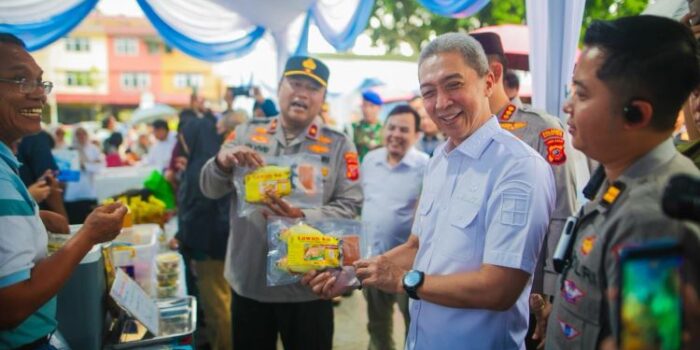 Wali Kota Bogor Dampingi Wakapolda Jabar Tinjau Gerakan Pangan Murah Wali Kota Bogor Dampingi Wakapolda Jabar Tinjau Gerakan Pangan Murah