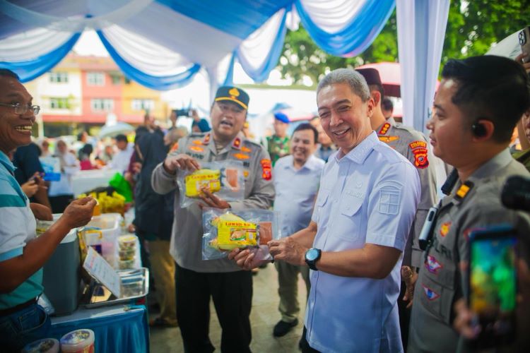 Wali Kota Bogor Dampingi Wakapolda Jabar Tinjau Gerakan Pangan Murah Wali Kota Bogor Dampingi Wakapolda Jabar Tinjau Gerakan Pangan Murah