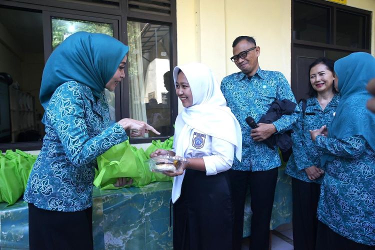 Yantie Rachim Tinjau MBG dan SPPG, Pastikan Gizi Anak Terpenuhi Yantie Rachim Tinjau MBG dan SPPG, Pastikan Gizi Anak Terpenuhi