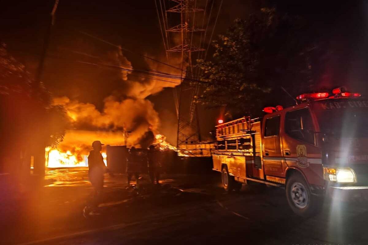 Detik-detik Kebakaran Pabrik di Bogor, Warga Panik dan Menangis Detik-detik Kebakaran Pabrik di Bogor, Warga Panik dan Menangis