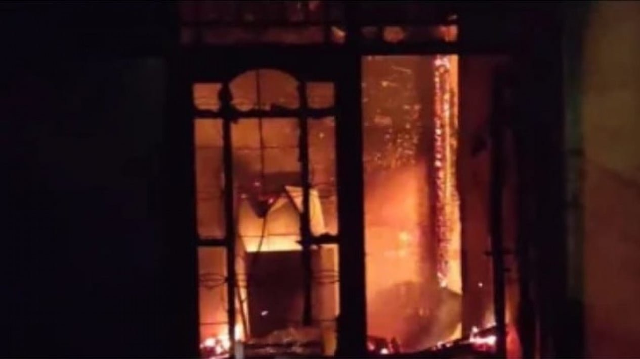 Detik-detik penyelamatan 3 warga Depok dari kebakaran, kerugian Rp2 miliar Detik-detik penyelamatan 3 warga Depok dari kebakaran, kerugian Rp2 miliar