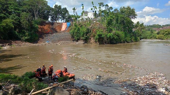 Warga Bogor Tersapu Sungai Cilamajang Tasikmalaya Belum Ditemukan, Pencarian Lanjut ke Ciwulan Warga Bogor Tersapu Sungai Cilamajang Tasikmalaya Belum Ditemukan, Pencarian Lanjut ke Ciwulan