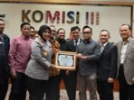 Komisi III Beri Penghargaan Kapolres Metro Bekasi Atas Perdamaian Warga dan Pengembang Komisi III Beri Penghargaan Kapolres Metro Bekasi Atas Perdamaian Warga dan Pengembang