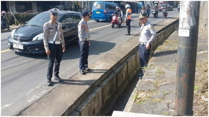Kecelakaan maut pemudik di Puncak Cianjur, pasutri tewas terseret arus hujan deras Kecelakaan maut pemudik di Puncak Cianjur, pasutri tewas terseret arus hujan deras