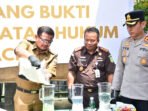 Kepala Kejaksaan dan Bupati Sumedang Hancurkan Barang Bukti Inkrah Kepala Kejaksaan dan Bupati Sumedang Hancurkan Barang Bukti Inkrah
