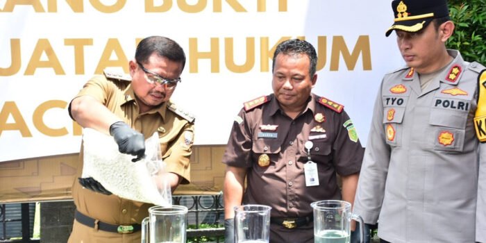 Kepala Kejaksaan dan Bupati Sumedang Hancurkan Barang Bukti Inkrah Kepala Kejaksaan dan Bupati Sumedang Hancurkan Barang Bukti Inkrah