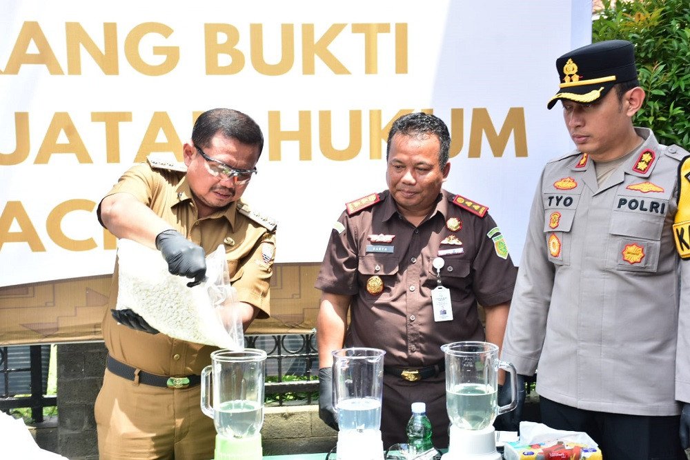 Kepala Kejaksaan dan Bupati Sumedang Hancurkan Barang Bukti Inkrah Kepala Kejaksaan dan Bupati Sumedang Hancurkan Barang Bukti Inkrah