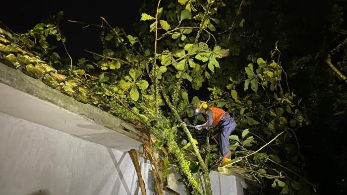 Hujan deras dan angin kencang porak porandakan Kota Tasikmalaya Hujan deras dan angin kencang porak porandakan Kota Tasikmalaya
