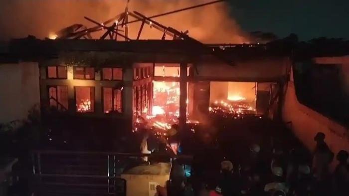 Malam mencekam: Kebakaran hebat ludeskan rumah di Tapos Depok Malam mencekam: Kebakaran hebat ludeskan rumah di Tapos Depok