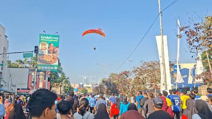 Atraksi Paramotor Hiasi Langit CFD Depok