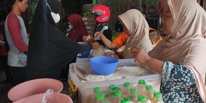 Curhatan Pedagang Es Cirebon Akibat Kenaikan Harga Plastik Curhatan Pedagang Es Cirebon Akibat Kenaikan Harga Plastik
