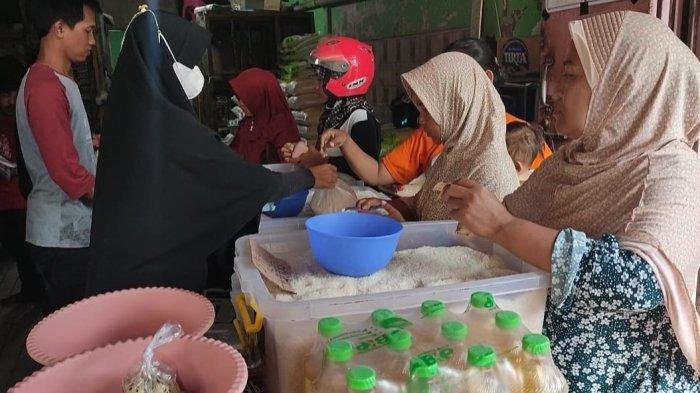 Curhatan Pedagang Es Cirebon Akibat Kenaikan Harga Plastik Curhatan Pedagang Es Cirebon Akibat Kenaikan Harga Plastik