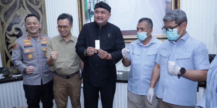 Bupati Rudy Susmanto Awali Gerakan Tes Urine di Pemkab Bogor Bupati Rudy Susmanto Awali Gerakan Tes Urine di Pemkab Bogor