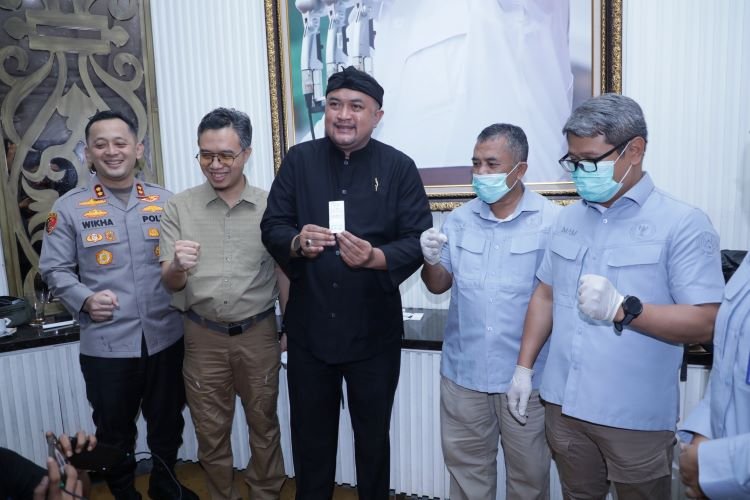 Bupati Rudy Susmanto Awali Gerakan Tes Urine di Pemkab Bogor Bupati Rudy Susmanto Awali Gerakan Tes Urine di Pemkab Bogor