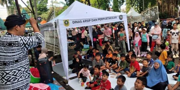 Perpustakaan Keliling Meriahkan CFD, Tingkatkan Literasi Warga Bogor Perpustakaan Keliling Meriahkan CFD, Tingkatkan Literasi Warga Bogor