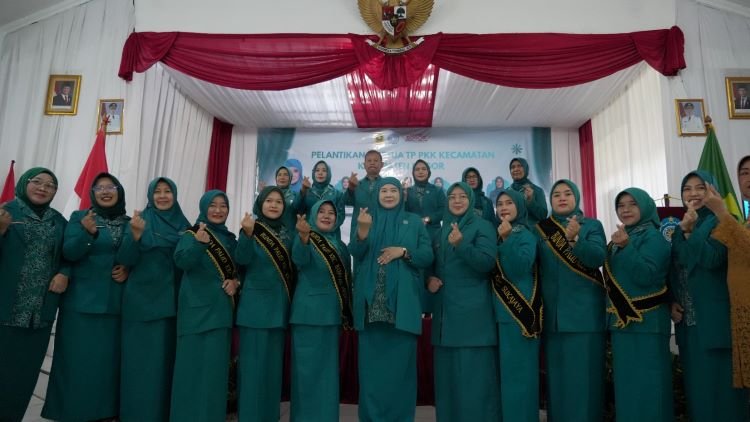 Eva Rudy Susmanto Ajak Kader PKK Tingkatkan Peran dan Pengabdian Eva Rudy Susmanto Ajak Kader PKK Tingkatkan Peran dan Pengabdian