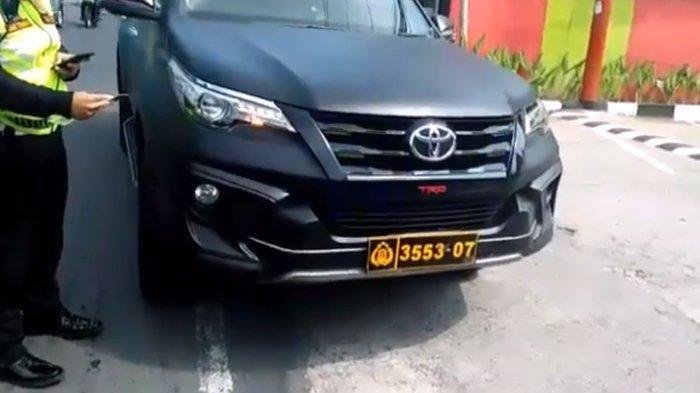 Mobil Dinas Pemprov DKI Terjaring di Puncak, Plat Disamarkan Mobil Dinas Pemprov DKI Terjaring di Puncak, Plat Disamarkan