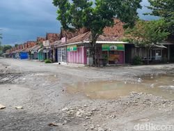 Batu Raksasa Hancurkan Rumah di Pasar Wisata Pangandaran Batu Raksasa Hancurkan Rumah di Pasar Wisata Pangandaran