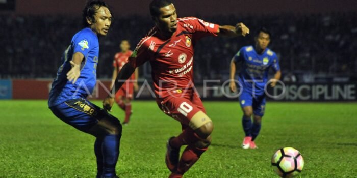 Persib Bandung Tuntaskan Ambisi, Kalahkan Semen Padang 2-0 Persib Bandung Tuntaskan Ambisi, Kalahkan Semen Padang 2-0