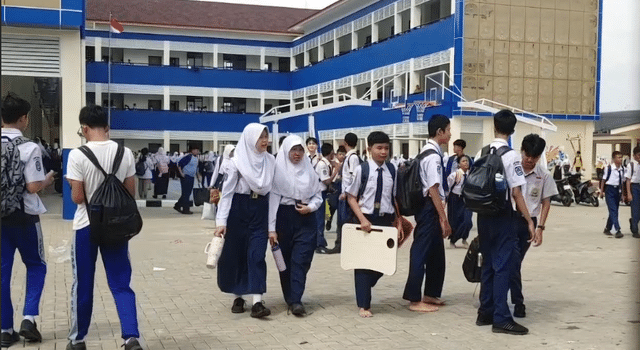 Krisis Meja dan Kursi di SMPN 3 Depok Menggugah Perhatian Ketua DPRD Krisis Meja dan Kursi di SMPN 3 Depok Menggugah Perhatian Ketua DPRD