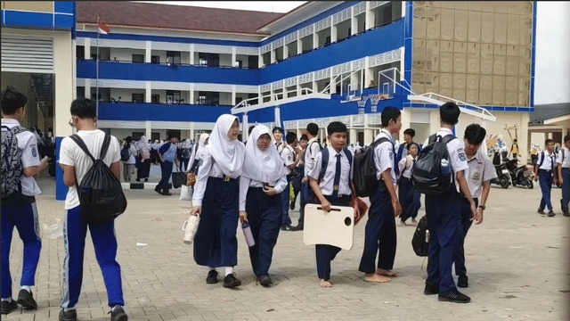 Krisis Meja dan Kursi di SMPN 3 Depok Menggugah Perhatian Ketua DPRD Krisis Meja dan Kursi di SMPN 3 Depok Menggugah Perhatian Ketua DPRD