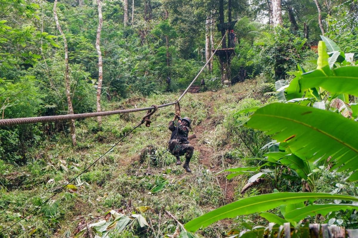 Siswa Komando Pasgat Latihan Bertarung di Hutan Cianjur Siswa Komando Pasgat Latihan Bertarung di Hutan Cianjur