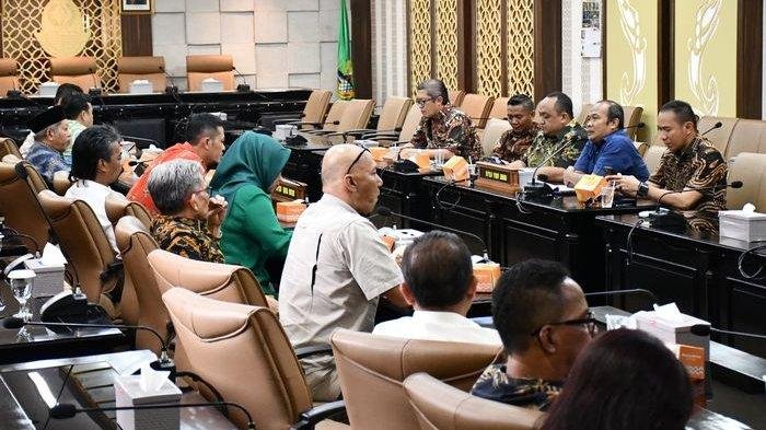 DPRD Jabar Kritik Pencairan Dana Tambang Bogor yang Tertunda DPRD Jabar Kritik Pencairan Dana Tambang Bogor yang Tertunda