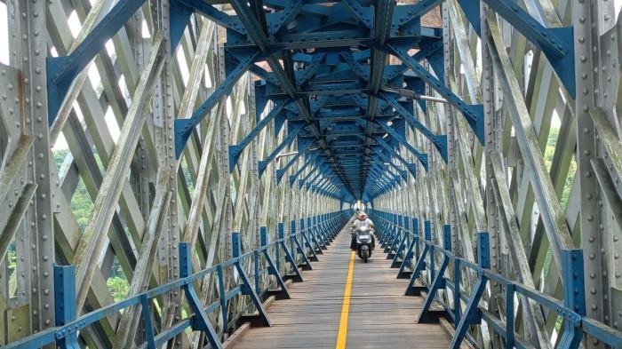 Drama mencekam di Jembatan Cirahong: Tukang cilok Manonjaya ngamuk dan ingin lompat Drama mencekam di Jembatan Cirahong: Tukang cilok Manonjaya ngamuk dan ingin lompat