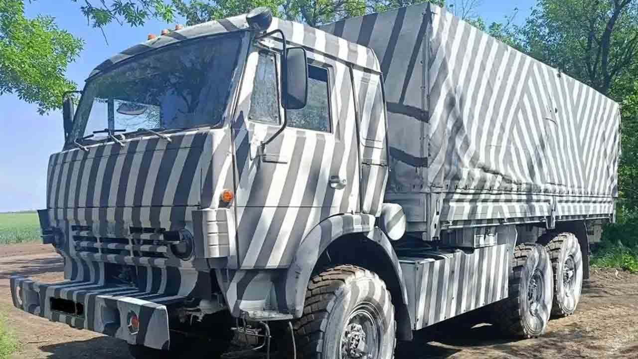 Rusia Hias Truk untuk Tipu Drone AI di Ukraina Rusia Hias Truk untuk Tipu Drone AI di Ukraina