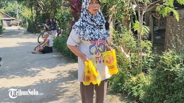 Warga Sragen Masak Nasi Goreng Pakai Minyakita Berbau Solar, Ini Hasilnya! Warga Sragen Masak Nasi Goreng Pakai Minyakita Berbau Solar, Ini Hasilnya!