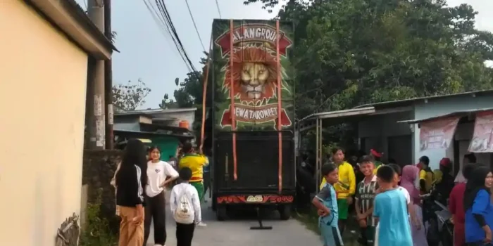 Tiga pemain odong-odong tewas dan dua luka bakar akibat tersengat kabel listrik di Cikarang Bekasi Tiga pemain odong-odong tewas dan dua luka bakar akibat tersengat kabel listrik di Cikarang Bekasi