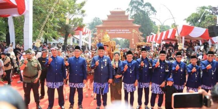 Bupati Rudy Susmanto Tutup HJB ke-544 Lewat Helaran Budaya Meriah