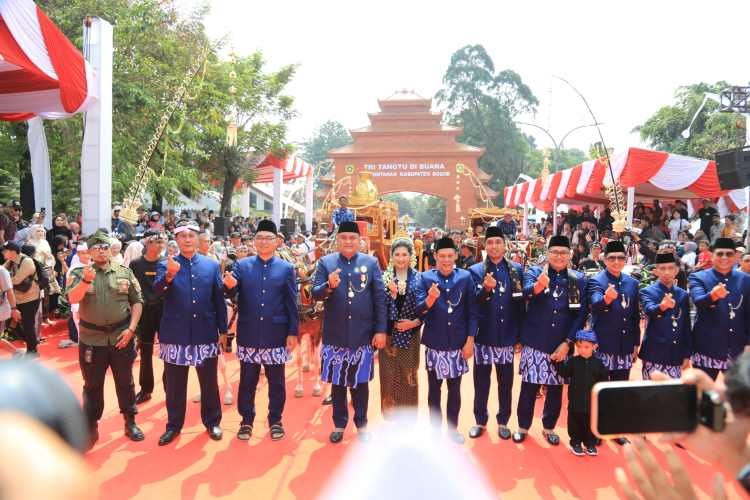 Bupati Rudy Susmanto Tutup HJB ke-544 Lewat Helaran Budaya Meriah Bupati Rudy Susmanto Tutup HJB ke-544 Lewat Helaran Budaya Meriah