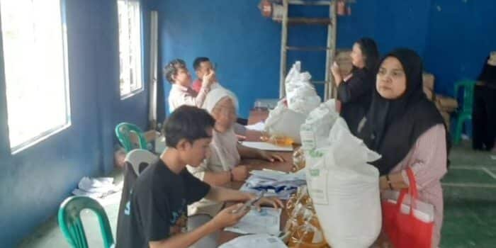 Desa Cinangka Ciampea Salurkan Bantuan Pangan ke 2.351 KPM Desa Cinangka Ciampea Salurkan Bantuan Pangan ke 2.351 KPM