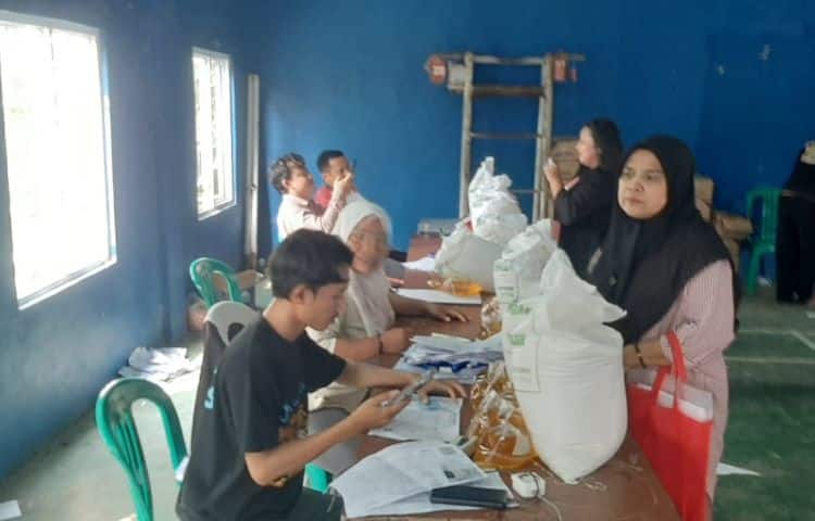 Desa Cinangka Ciampea Salurkan Bantuan Pangan ke 2.351 KPM Desa Cinangka Ciampea Salurkan Bantuan Pangan ke 2.351 KPM