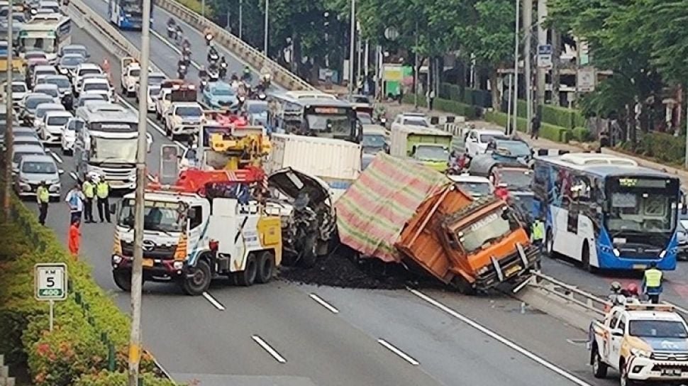 Kecelakaan maut di Bekasi, truk rem blong tewaskan 1 ojol Kecelakaan maut di Bekasi, truk rem blong tewaskan 1 ojol