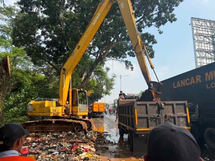 Pemkab Bogor Turunkan Alat Berat Atasi Sampah di Kali Baru