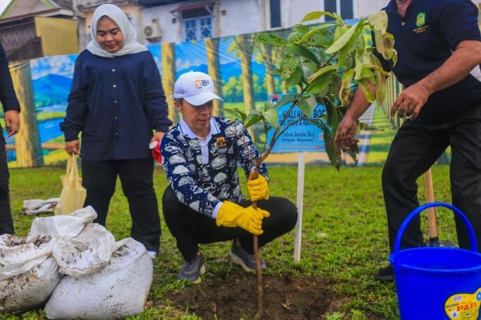 Dedie Rachim Tanam Pohon Jambu Bol di Rakernas APEKSI 2026 Dedie Rachim Tanam Pohon Jambu Bol di Rakernas APEKSI 2026