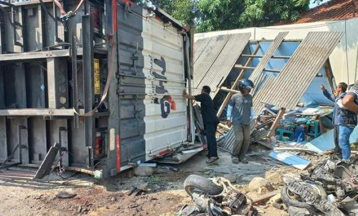 Truk Kontainer Hantam Warung di Gronggong Cirebon, 2 Meninggal Truk Kontainer Hantam Warung di Gronggong Cirebon, 2 Meninggal