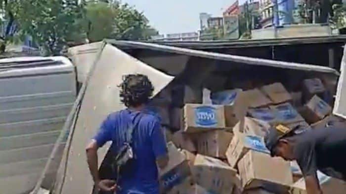 Truk Air Mineral Terguling di Rawamangun, Lalin Macet Parah Truk Air Mineral Terguling di Rawamangun, Lalin Macet Parah