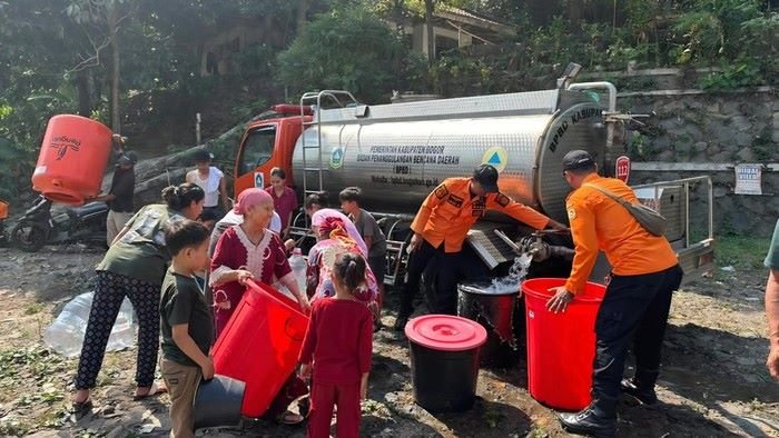 Kekeringan Bogor Meluas: 13 Kecamatan Terdampak, Puluhan Ribu Jiwa Krisis Air Kekeringan Bogor Meluas: 13 Kecamatan Terdampak, Puluhan Ribu Jiwa Krisis Air