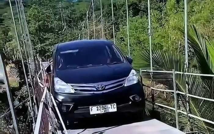 Pengemudi Mobil Nekat Seberangi Jembatan Gantung Cianjur Minta Maaf Pengemudi Mobil Nekat Seberangi Jembatan Gantung Cianjur Minta Maaf