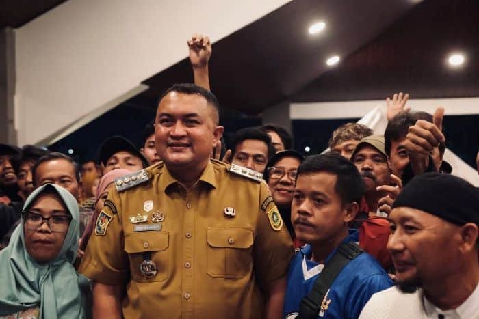 Bupati Bogor Rudy Susmanto Rangkul Pedagang, Tegaskan Komitmen Kebersihan Alun-alun Bupati Bogor Rudy Susmanto Rangkul Pedagang, Tegaskan Komitmen Kebersihan Alun-alun