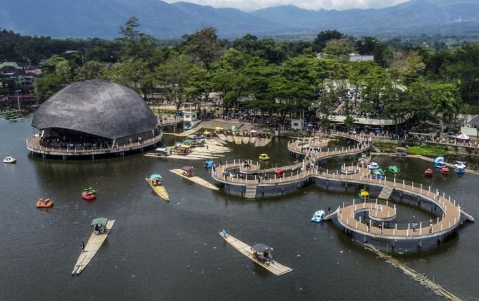 Pesona Situ Bagendit Garut: Destinasi Wisata Lengkap dengan Akses dan Tiket Pesona Situ Bagendit Garut: Destinasi Wisata Lengkap dengan Akses dan Tiket