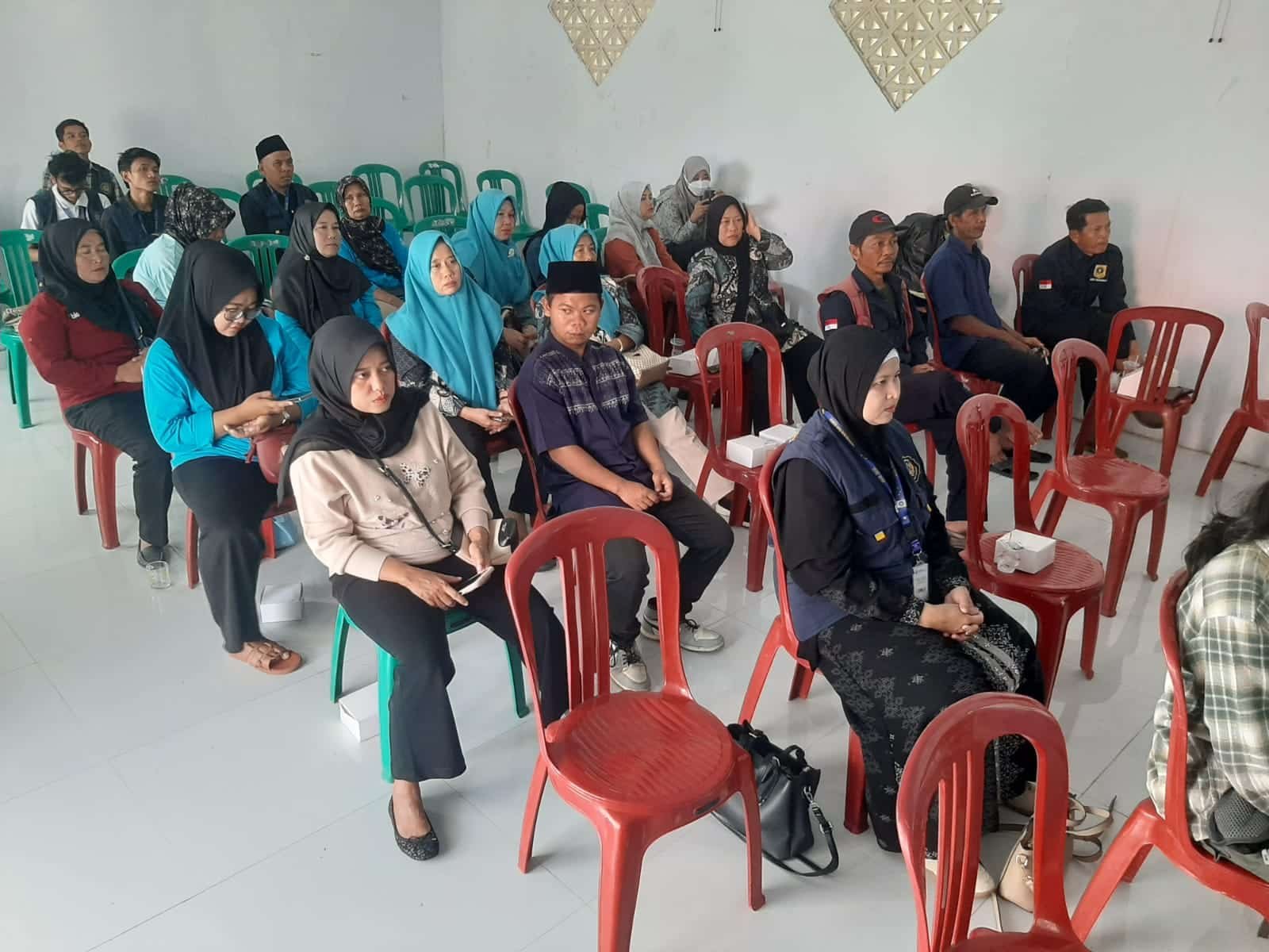 UNIPRAS dan AGROMA Gelar Seminar Pengelolaan Sampah di Desa Cinangneng Bogor